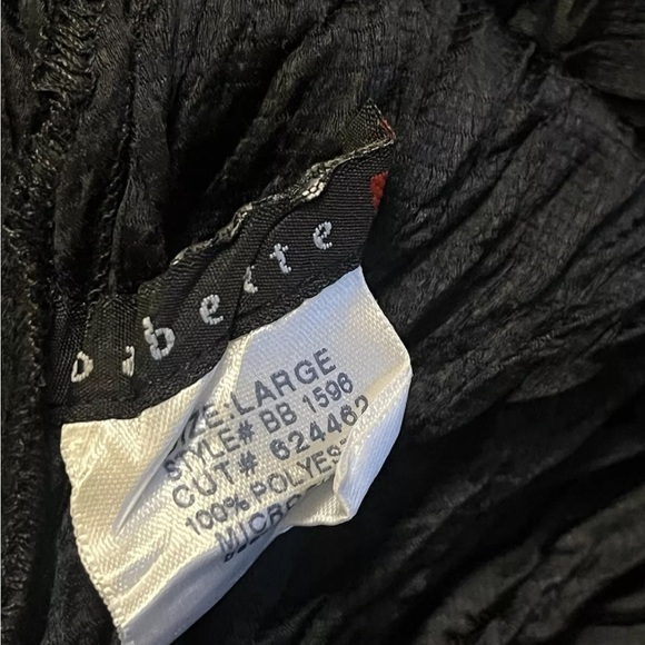 Babette SF Crinkle Look Black asymmetrical top size large - Picture 3 of 3